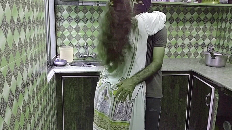 Pakistani CoupleX: Hintli desi teyze mutfak mai kam kr rahi thi pati...