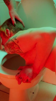 Lesbiche leccate di bagno, pipì e scarico testa umiliazione