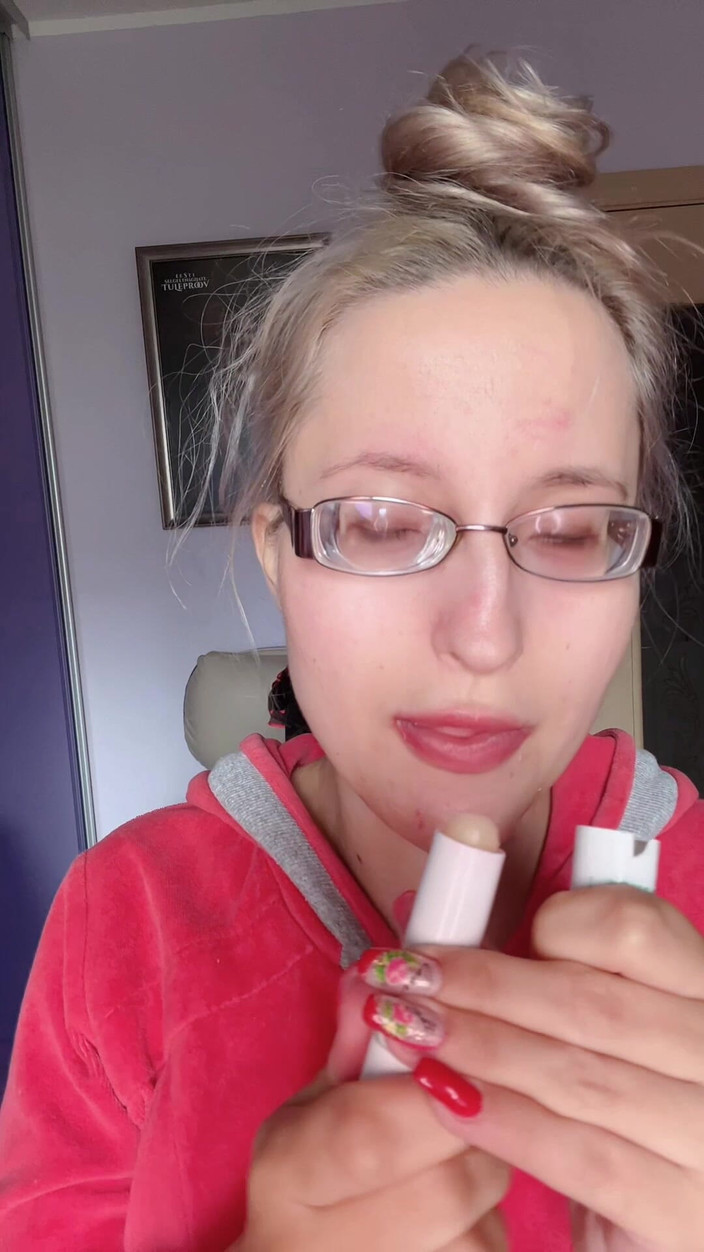 FinDom Goaldigger: Asmr makan lipstik merah muda pisang - fetish bibir fetish makanan...