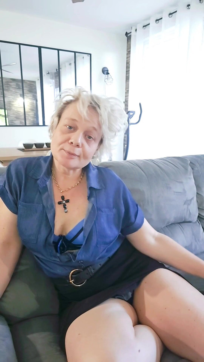 Sofy13: En attendant une bite, je joue avec mes doigts