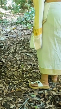 Estilo kerala tradicional conjunto Mundu, menina ficando nua ao ar livre expondo seu corpo nu sexy.