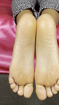 Godaan tapak kaki tepi katil
