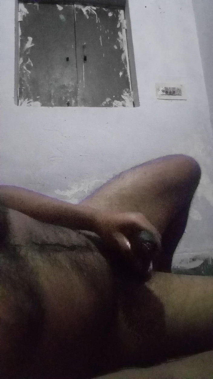 Raaz26d: Băiat indian se masează cu ulei și își masturbează pula mare și mare în...