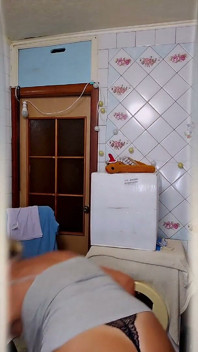 Seorang wanita tua bercumbu di dapur semasa menanggalkan pakaiannya