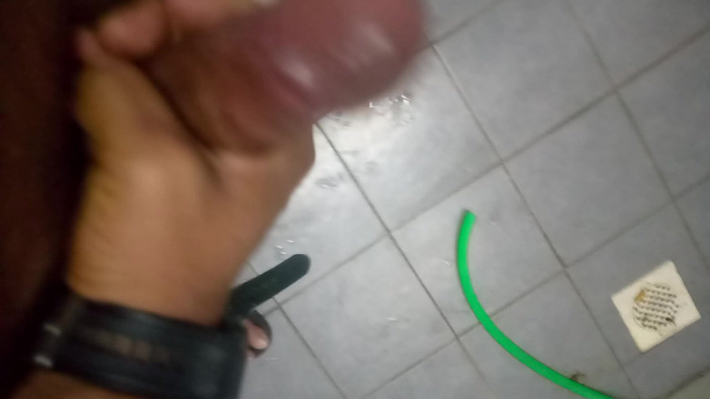 A Ovi: Masterbation v koupelně