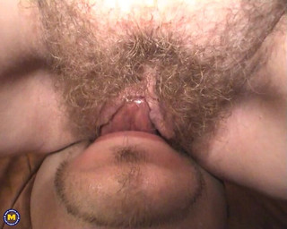 Mature NL: Yaşlı bayan genç adamı porno izlerken yakalıyor