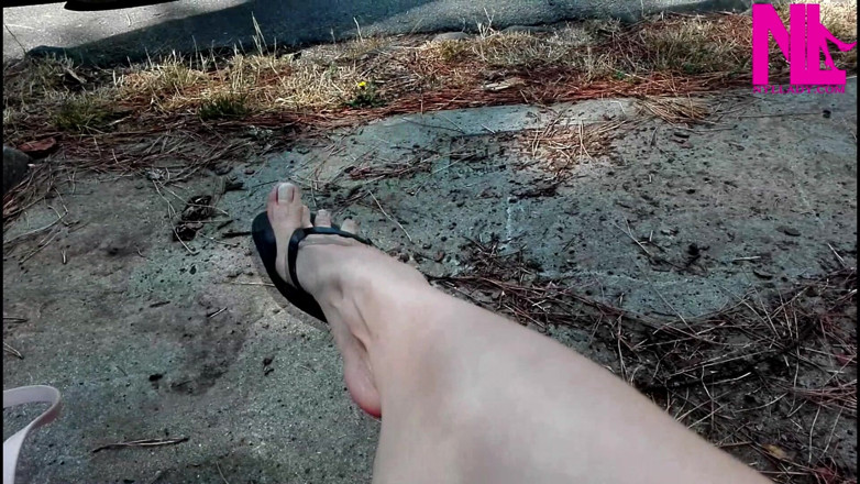 Nyllady: Gila Dangling Di Kulit Saya Flip Flops di Taman