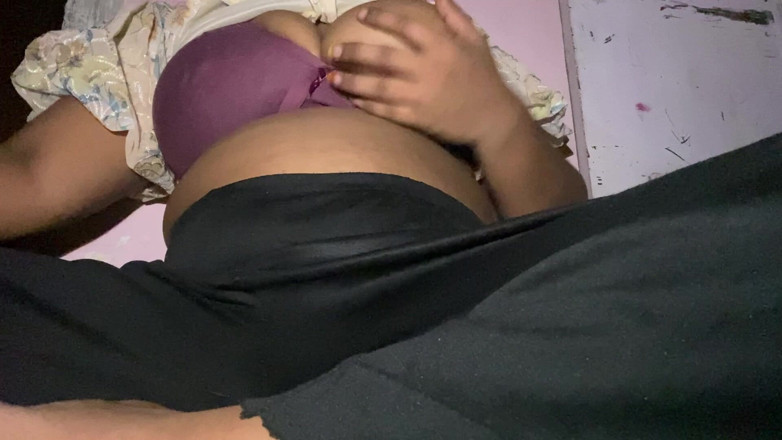 Angoori: Üvey anne amcığını parmaklıyor