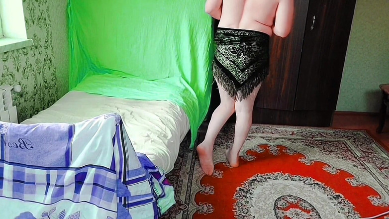 Kitty_Cross: Waria manis lagi asik joget sambil pakai lampu peri warna...