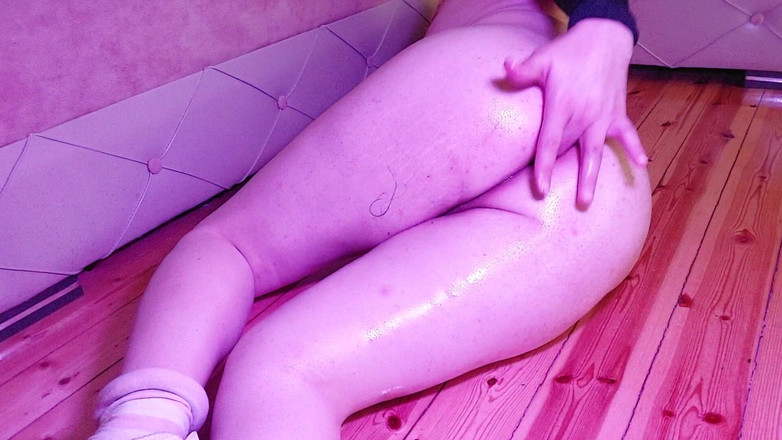 Kitty_Cross: Femboy-Modell reibt Öl langsam, Hüften schleichen sich mit reiner hitze