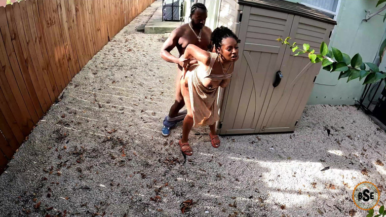Blackstar xxx: Pasangan kulit hitam kepergok ngentot di luar ruangan di depan...