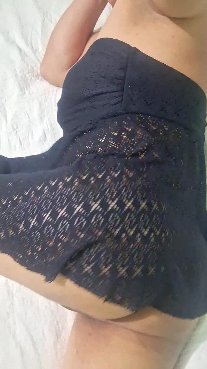 Natal_Boy: Ajung să mă masturbez în noua mea rochie sexy