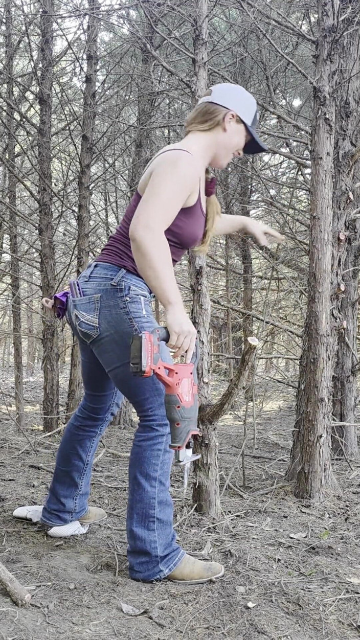 NaughtyRedFarmgirl: Ruiva fode buceta na floresta esguichando tudo
