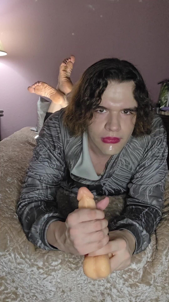 Miss Dimples: "포즈"를하면서 목구멍 훈련을하는 비 이인상 펨보이