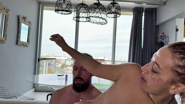 Hume Love: Wynajmuję hotel, żeby przelecieć się z moim przyjacielem, który odwiedza miasto