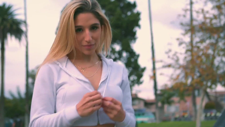 Tushyraw: TUSHYRAW - Vrea să-și umple toate găurile astăzi
