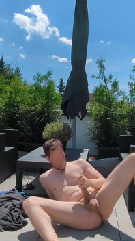 Typ nimmt sich selbst ins gesicht, nackt im freien solo und isst eigenes sperma