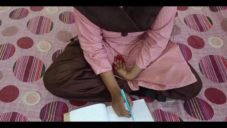 YOURAMRITA04: Desi studentka šuká ve vysokoškolské uniformě s učitelem na cočing 