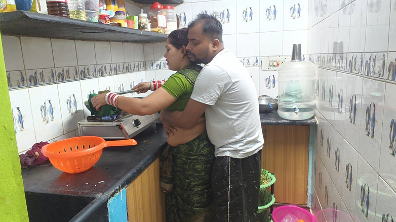 Sona bhabhi: बिहारी हॉट साड़ी वाली भाभी किचन रूम में अपने देवर के साथ चुदाई कर रही है