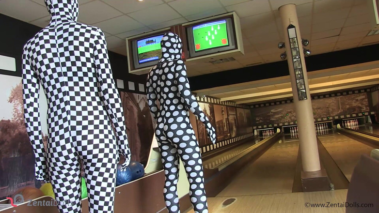 ZentaiDolls: Zentaidolls visitent le bowling alley