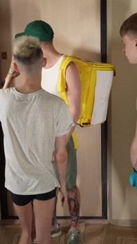Un ragazzo carino delle consegne è stato scopato mentre consegna l'ordine e sborra sul culo!
