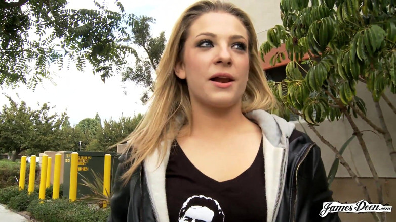 James Deen: Dalia Sky recibe una pulverización facial de James Deen