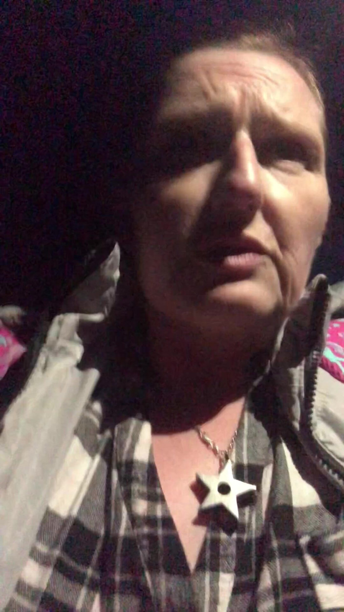 MistressWriggler: Dostal Jsem Prsa, Abych Se Pokusila Vychladnout Při Chůzi V...