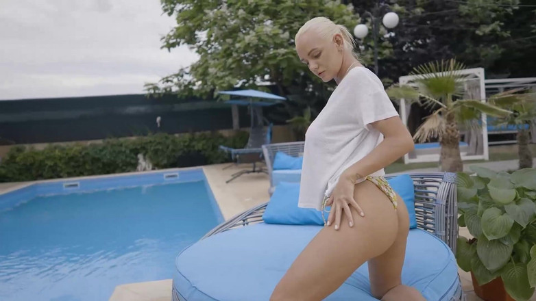 Erotic Planet Studio: Krásná a sexy blondýnka miluje venkovní masturbaci