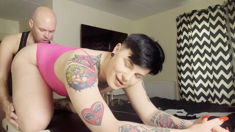 Buggiesmugglr: Femboy Roept Om Zijn Masseuse