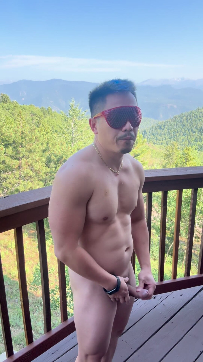 Barenakedmuscles: 山頂の挑発:筋肉質なアジア系イケメンのソロショー