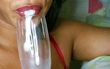 Oral adânc în gât și limbă în coaie. Am băut spermă din paharul de sticlă. O mare încărcătură de spermă.