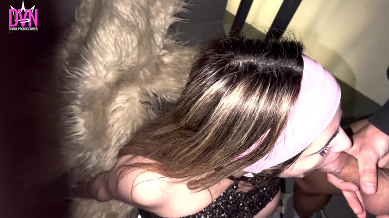 DivinaMaruuu: Youtuber Arjantin Bir Parti Sırasında Asansörde İki Yabancının Sikini Emiyor