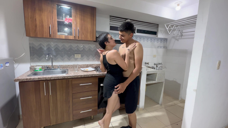 ManuelaAlvarez: น้องสาวเลขที่ใหญ่ของฉันเห็นฉันทำอาหาร ขอฉันกิน แล้วสุดท้ายฉันให้เจ้าควยอร่อยยัดรูตูดแน่นของเธอ