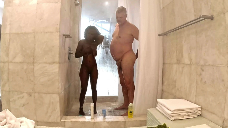 Black Swan: Seksowna drobna murzynka milf bierze prysznic z Sugar Daddy w...