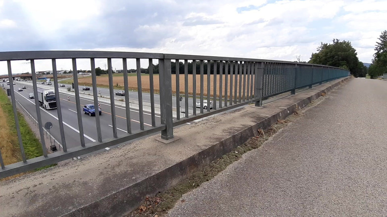 sweetfeet29: 橋の上で下着姿