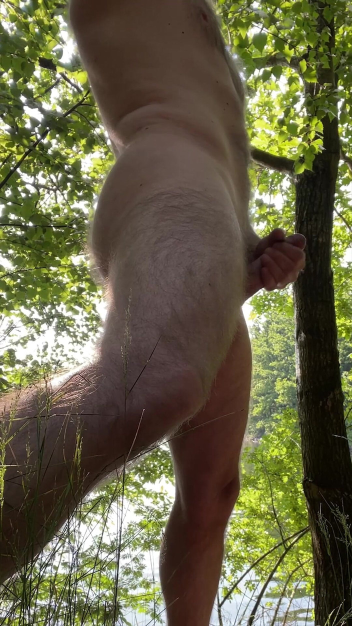 xandronX: Me encanta estar desnuda en el bosque y masturbarme