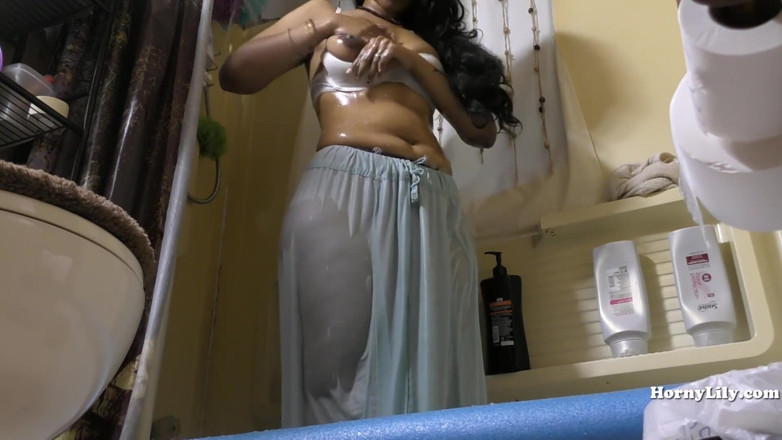 Sexy Lily: Empregada do sul da Índia limpando e tomando banho