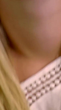 Gorąca młoda blondynka zostaje zerżnięta przez ogromnego kutasa nieznajomego i jest do bani