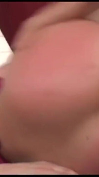 Orta yaşlı seksi kadın edepsiz seksi seviyor ve açık ıslak amını sevgilisi tarafından yarakla siktirmeyi seviyor