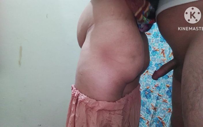 Lubnawife: パキスタンの仕立て屋は、彼女のお尻をファックする前に、彼の巨乳の女性の顧客からミルクを仕立てます