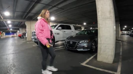 Une fille suce une bite d’un inconnu dans une voiture et suce tout le sperme