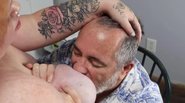 मकान मालिक मेरे बड़े स्तनों से दूध चूसता है