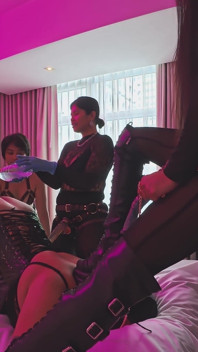 Con đĩ phục tùng bị trói bởi 4 dommes châu Á