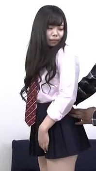 Agățând o studentă japoneză și futând-o cu o pulă neagră