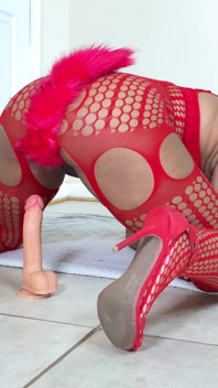 Nina Rivera brinca com seu vibrador como uma gata sexy