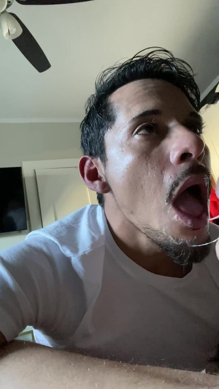 Texas-Toxicos: Il papi latino ingoia l'enorme sborrata da un grosso cazzo...