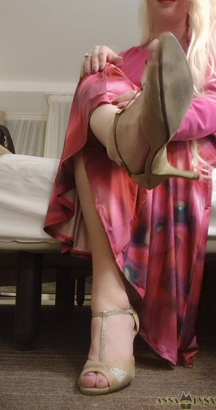 Anna Lynx: 派对后脱下我的高跟鞋