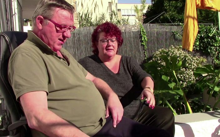 CurvyMindy: Ik betrapte de buurman op aftrekken, dus hielp ik hem...