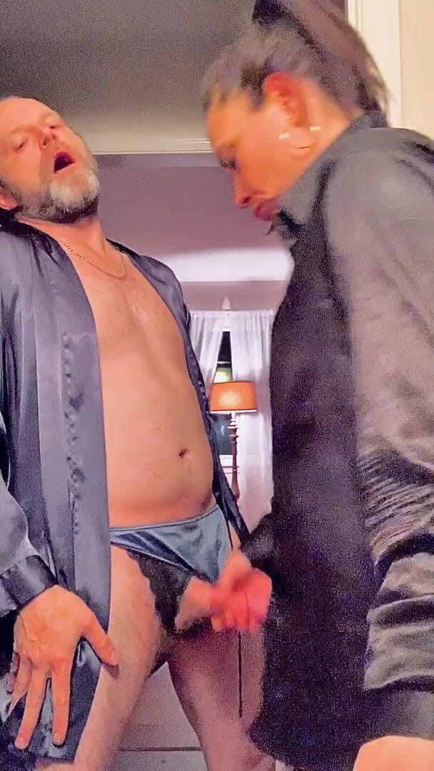 Satin Fetish King: Séance de pipe et de baise en satin avec une...