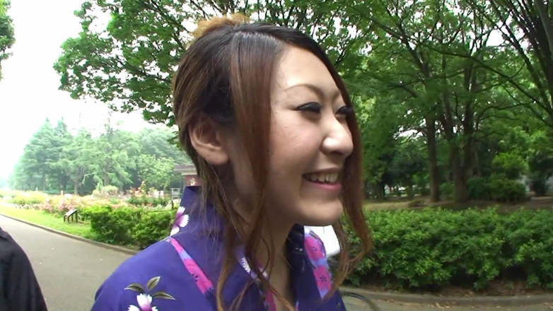 Asian Public Sluts: Alluring Japanese gal wearing a kimono slurps a veiny boner